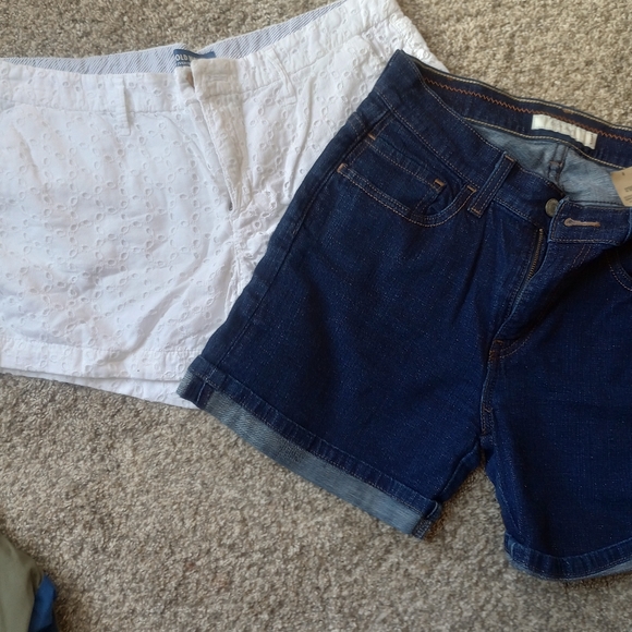 Bundle of Woman's Shorts. Size 6 & 8 ((**5-48**)) - Picture 6 of 7